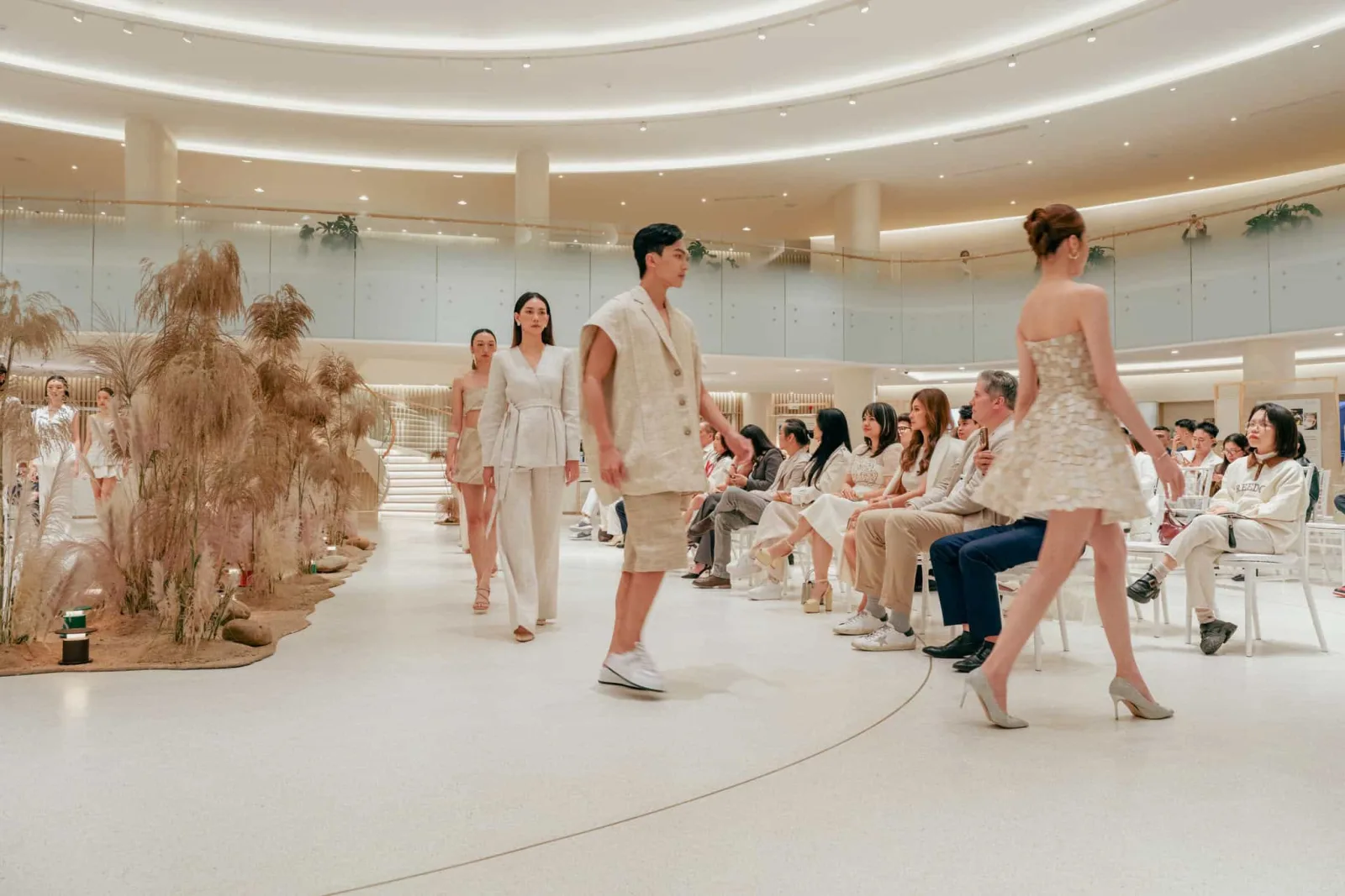 Người mẫu Nana Model Academy trình diễn trên đỉnh núi tại Sapa trong show HEMP Oi
