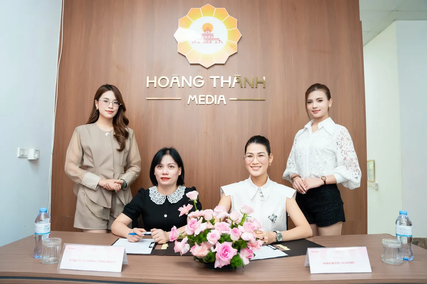 Đại diện Hoàng Thành Media và Nana Model Academy ký thỏa thuận hợp tác chuyên môn