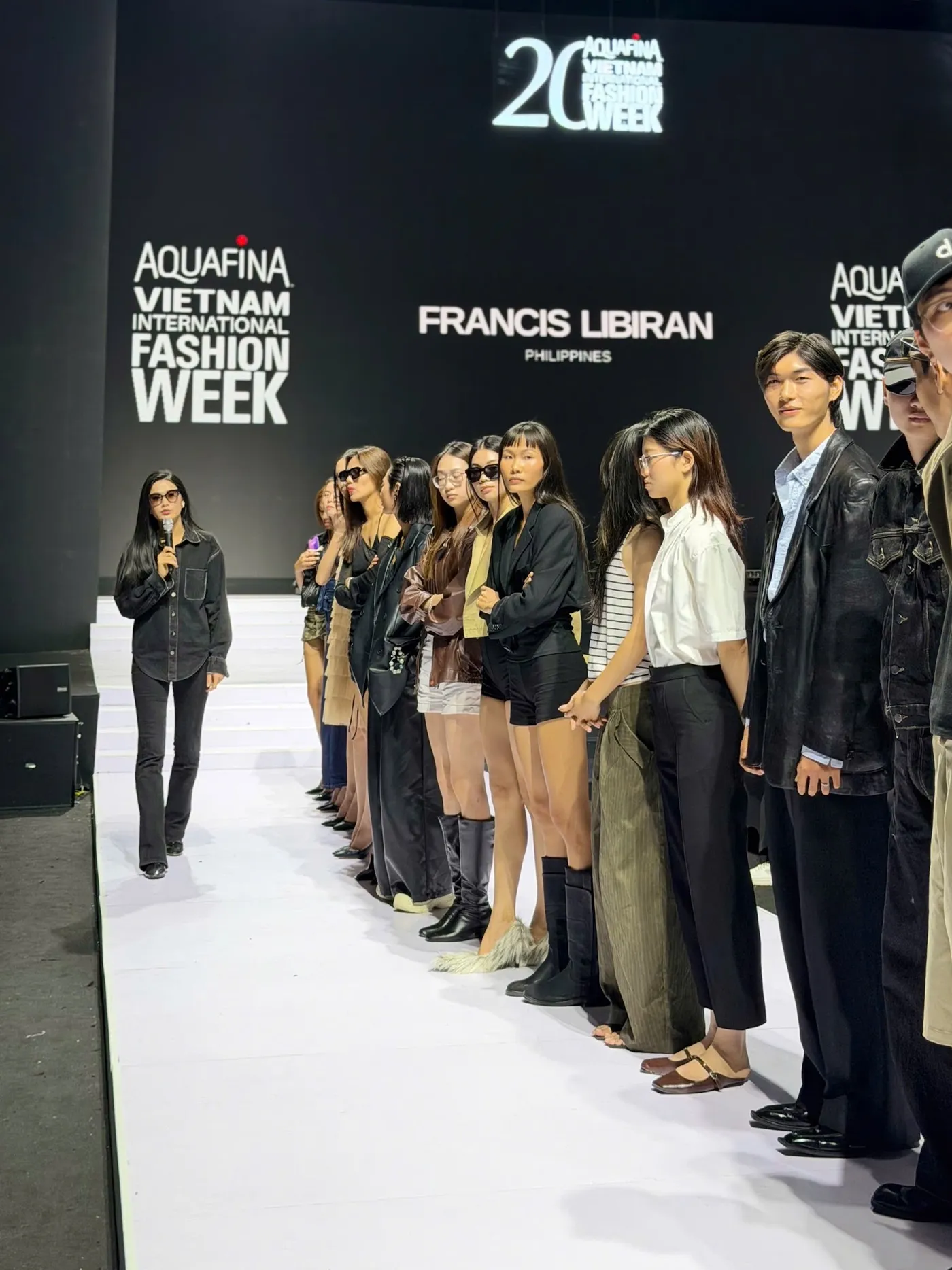 Người mẫu và học viên Nana Model Academy trên sàn diễn Aquafina Vietnam International Fashion Week