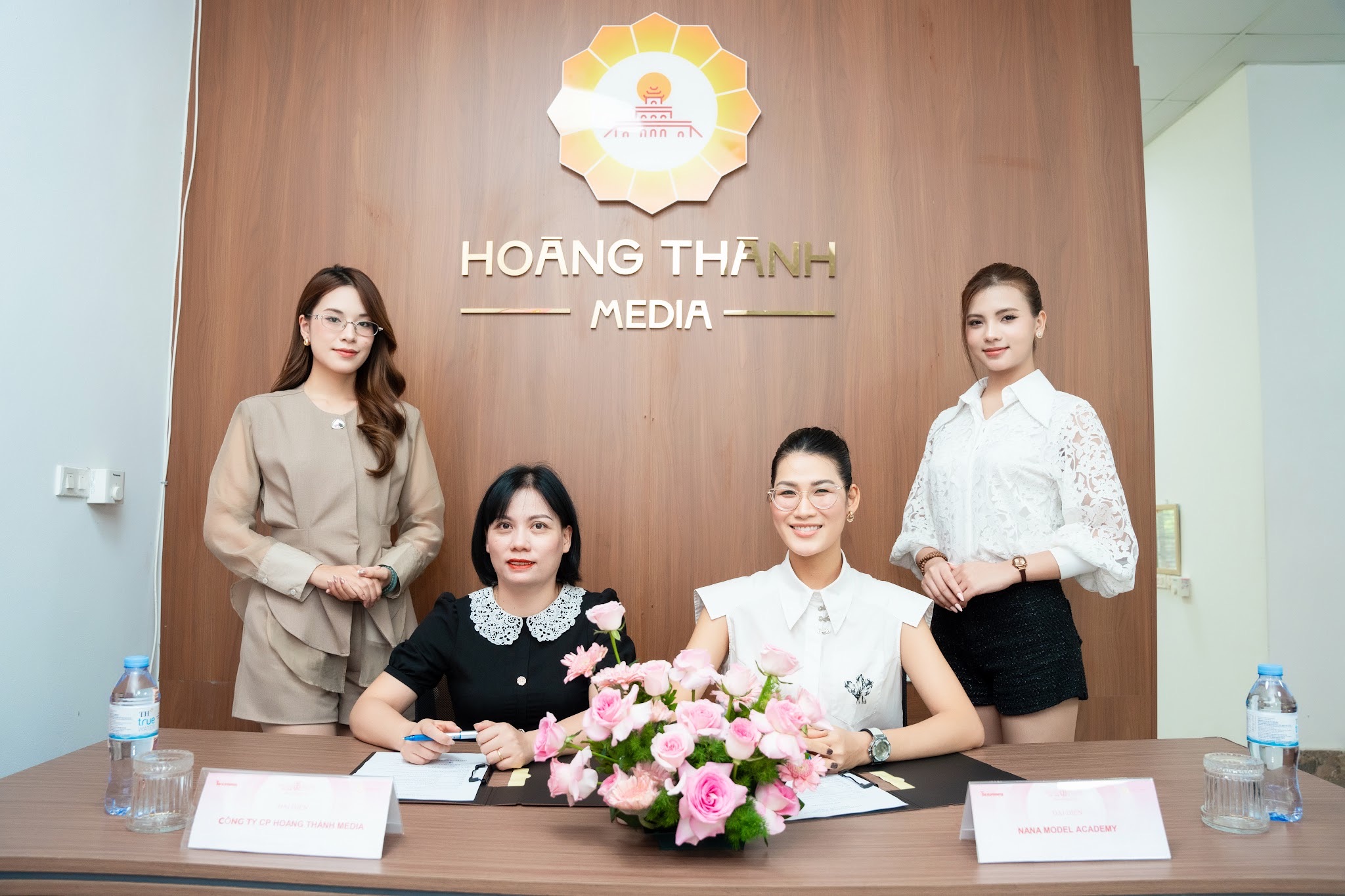 Đại diện Công ty CP Hoàng Thành Media và Nana Model Academy tại bàn ký kết hợp tác